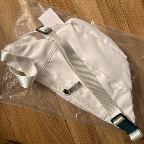 Alo Yoga Crossbody Waist Bag White - Picture 2 of 3